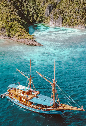 raja ampat trip by private boat in vertical